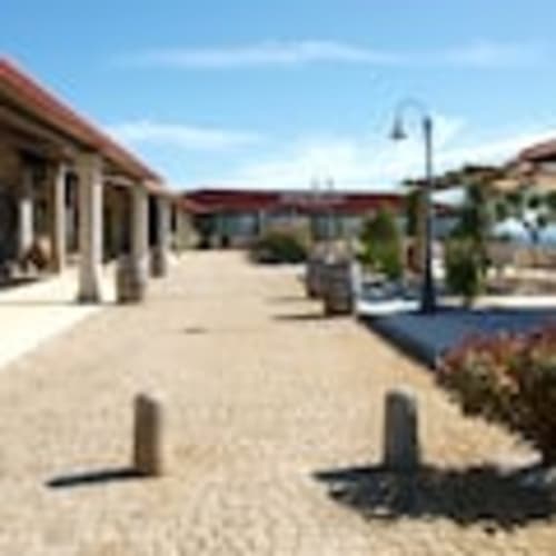 Pátio frente ao mar da Tranca da Barriga Casa do Vinho, Dominguiso Portugal com areia, guarda-sóis e vistas para a montanha