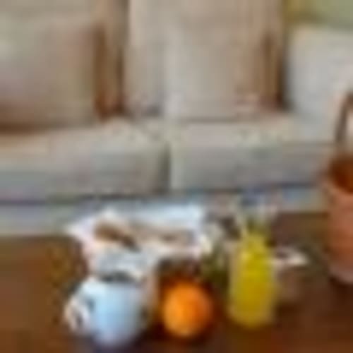 Montagem matinal desfocada na adega Tranca da Barriga em Dominguiso com bebidas e frutas frescas