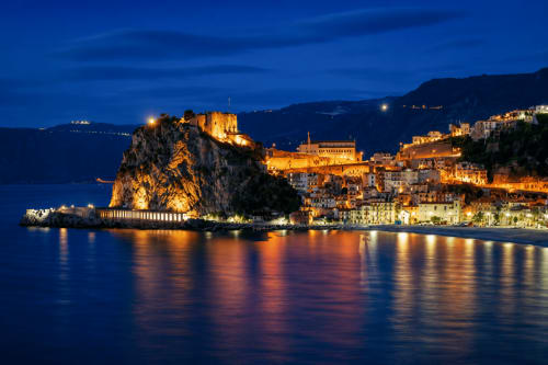 Le château illuminé de Scilla et son port au crépuscule, Reggio de Calabre - Maison d'hôtes B&B Pellicano