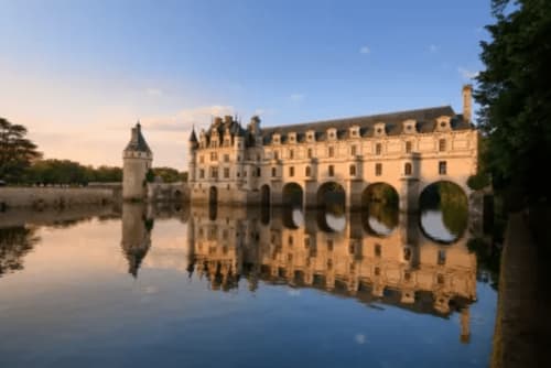 Château de Chenonceau se reflétant dans la rivière, château emblématique de la Renaissance française en Vallée de la Loire