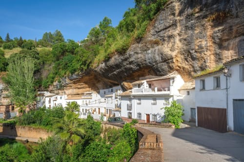 Casas blancas de cueva construidas bajo acantilados dramáticos en Setenil de las Bodegas, España