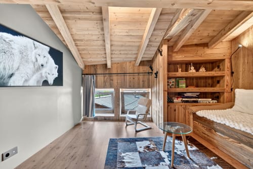 Chambre cosy en bois à L'Alp'In à La Plagne Tarentaise avec poutres apparentes, rangements intégrés et vue sur les montagnes