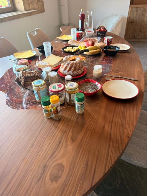 Petit-déjeuner à L'Alp'In B&B à La Plagne : viennoiseries, confitures, pain et produits frais sur table en bois