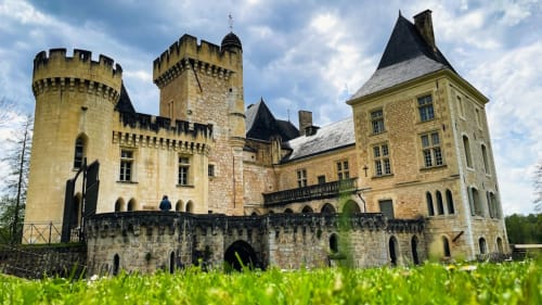 Château médiéval aux tours de pierre et tourelles dans un parc verdoyant près de Saint Germain et Mons, Aquitaine