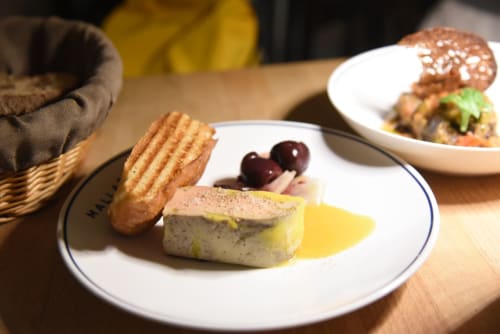 Terrine de foie gras avec brioche et cerises noires à Home Sweet Lodge Glamping Aquitaine, Saint Germain et Mons