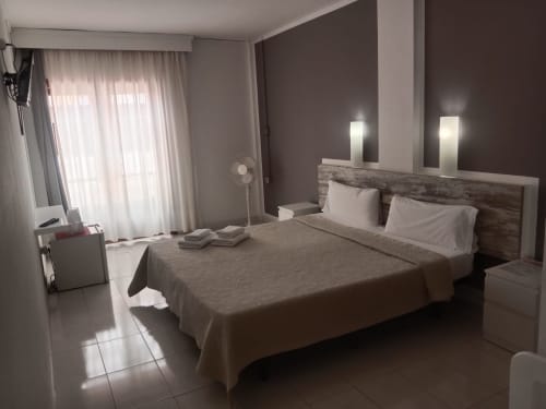 Moderno camera d'albergo a La Casita di Fuerte con letto matrimoniale, vista sulla città, ventilatore e cassaforte a Caleta de Fuste