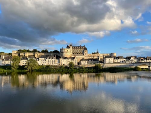 Château d'Amboise dominant la Loire en France, près du gîte La Maison sous les Vignes