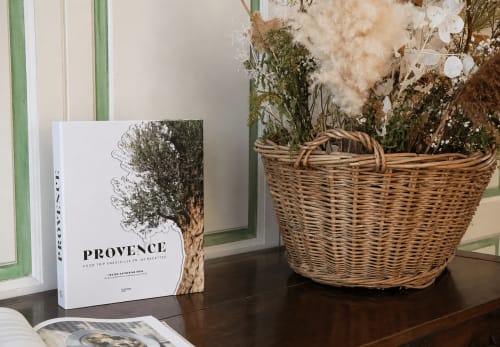 Livre de cuisine provençale et panier de fleurs séchées sur le rebord de fenêtre à l'Auberge du Parc à Correns, France
