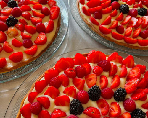 Trois tartelettes aux fruits rouges - fraises, framboises et mûres - au Domaine Les Racines B&B à Croix-Moligneaux, France.
