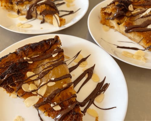 Tranches de pâtisserie gourmande avec filet de chocolat et amandes au Domaine Les Racines, Croix-Moligneaux.