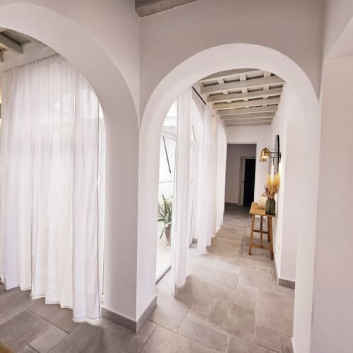 Luminoso pasillo con arcos blancos en Casa de la Cruz Vejer, apartamento con vistas a las montañas en Vejer de la Frontera