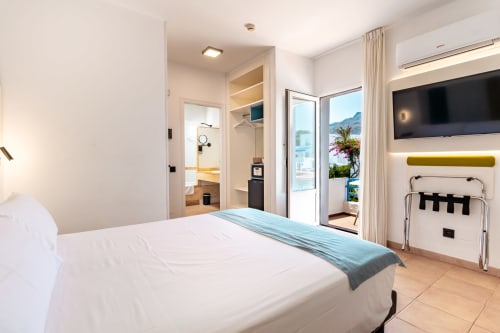 Moderno dormitorio doble con terraza en Smart Hotel Cabo Sur de Mojácar, con televisor de pantalla plana, balcón con vistas al mar y