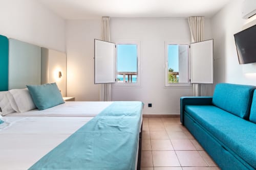 Habitación luminosa del Smart Hotel Cabo Sur en Mojácar con camas gemelas, detalles turquesas y vistas al mar