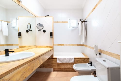 Cuarto de baño lujoso con acabados de madera, doble lavabo, bañera y ducha de lluvia en Smart Hotel Cabo Sur en Mojácar