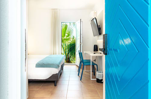 Moderno dormitorio doble en Smart Hotel Cabo Sur en Mojácar con vistas al océano, escritorio y acceso a palmeras