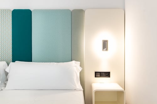 Cama moderna con cabecero turquesa y mesita de noche en Smart Hotel Cabo Sur, Mojácar