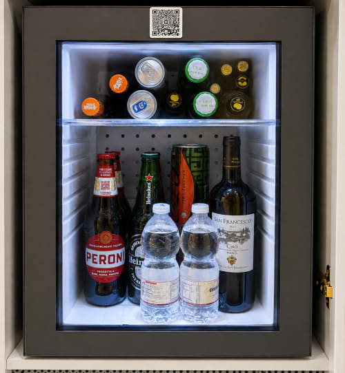 Minibar della guest house B&B Pellicano a Reggio Calabria con bevande, bottiglie d'acqua e snack