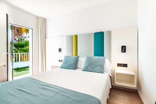 Dormitorio doble moderno en Smart Hotel Cabo Sur, Mojácar, con terraza con vistas al mar, cabecero colorido y diseño contemporáneo