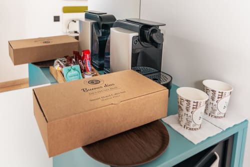 Amenidades de bienvenida del Smart Hotel Cabo Sur con cafetera, tazas y caja de marca en habitación Mojácar