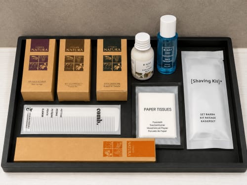 Vassoio di cortesia con toilette e amenities di lusso nella camera bed & breakfast a Reggio Calabria, inclusi prodotti Natura e