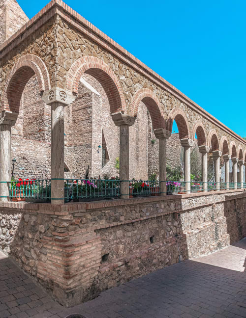 Arquitectura histórica de piedra con arcos en Smart Hotel Cabo Sur en Mojácar, España