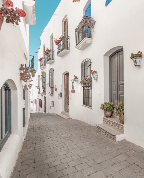 Encantadora calle de paredes blancas en Mojácar con macetas de flores y arquitectura tradicional española en Smart Hotel Cabo Sur