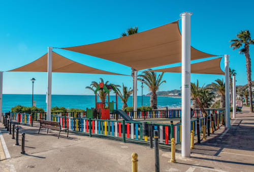 Parque infantil frente al mar con velas de sombra beige en Smart Hotel Cabo Sur de Mojácar, con vistas al Mar Mediterráneo