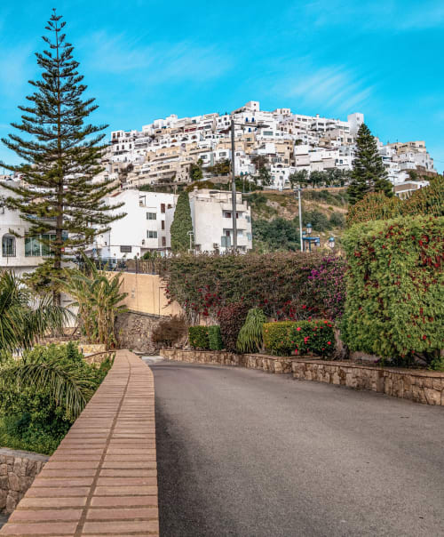 Smart Hotel Cabo Sur en Mojácar con edificios encalados en la ladera bajo cielo azul y vegetación mediterránea