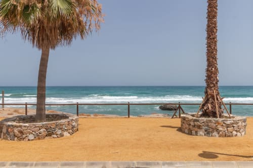 Vistas a la playa desde el Smart Hotel Cabo Sur en Mojácar con palmeras, arena y Mar Mediterráneo
