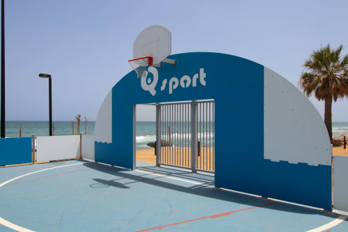 Cancha de baloncesto con pabellón deportivo azul con vistas al Mar Mediterráneo en Smart Hotel Cabo Sur, Mojácar