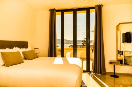 Chambre vue mer à Hôtel Villa Martini à Ajaccio avec balcon privé, lit double et vues sur la Méditerranée