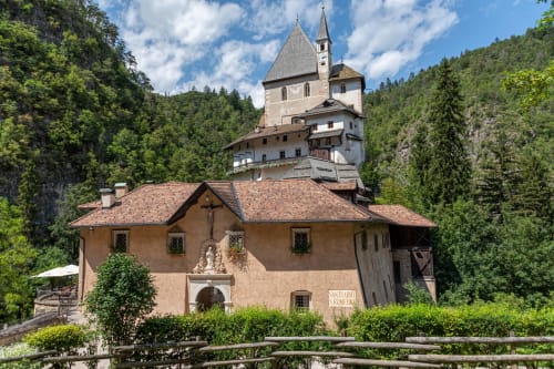 Villa Rosati B&B a Sanzeno, Trentino-Alto Adige. Affascinante cappella in pietra con castello arroccato su scogliera, circondato dalle Alpi