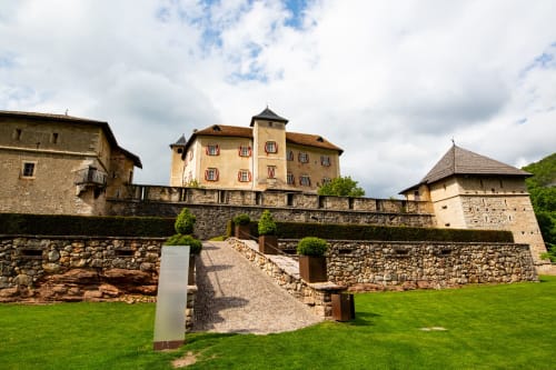 Villa Rosati, affascinante bed & breakfast in stile castello a Sanzeno, Trentino-Alto Adige, con fortificazioni in pietra e giardini curati