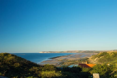 Vue panoramique de la baie côtière de Tardinghen avec falaises et plage de sable aux Gîtes du Grand Saule