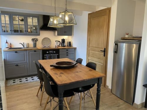 Cuisine-salle à manger moderne aux Gîtes du Grand Saule à Tardinghen avec table en bois et électroménagers inox