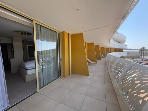 Terrasse de luxe à Agde avec écrans de confidentialité jaunes, vue sur mer et mobilier moderne