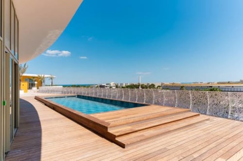 Luxueuse piscine sur toit avec terrasse en bois à Agde Luxury Loc, vue panoramique sur la Méditerranée
