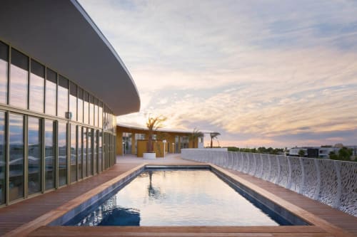 Piscine à débordement sur le toit d'Agde Luxury Loc avec ciel au coucher du soleil, immeuble moderne, terrasse et vue sur l'océan au Cap d'Agde, France