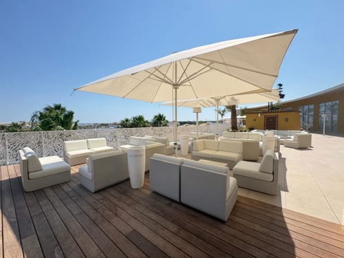 Terrasse sur le toit d'Agde Luxury Loc avec parasols crème, mobilier de détente et vue sur la Méditerranée