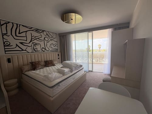 Chambre de luxe moderne à Agde Luxury Loc avec vue sur le jardin, lit queen-size, art contemporain et accès à la terrasse