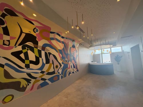 Hall d'hôtel moderne avec fresque murale abstraite colorée, réception et luminaires suspendus contemporains à Agde Luxury Loc