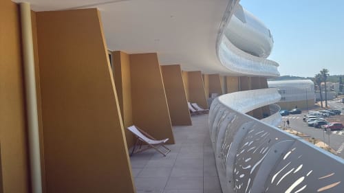 Terrasse ensoleillée d'Agde Luxury Loc avec transats, pare-vues et vue sur mer sur Cap d'Agde