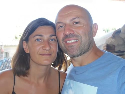 Deux personnes souriantes à l'hôtel Oriflamme & Travertin en France