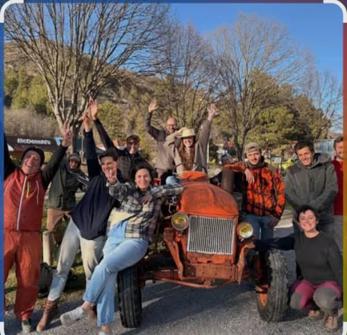 Groupe fêtant au Mas Des Pins avec tracteur vintage à Beynes, France