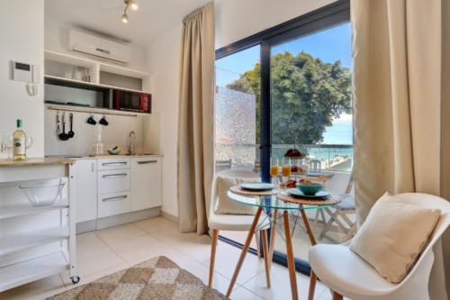 Cocina y comedor modernos con vistas al mar desde el balcón en Corralejo, España