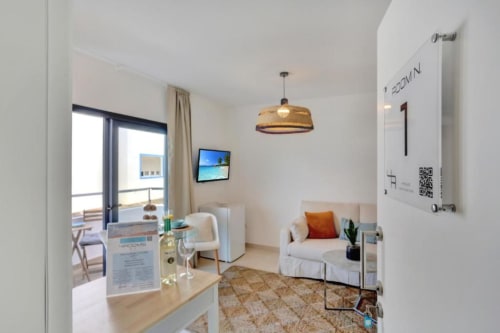 Moderno loft con vistas al mar en Corralejo, sala de estar, balcón, TV de pantalla plana y decoración contemporánea