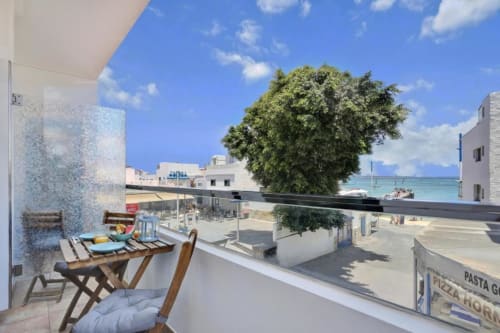 Balcón con vistas al mar en apartamento Kamalahouse en Corralejo, con tumbonas y vista al océano turquesa