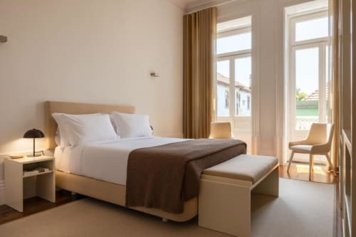 Quarto luminoso na Oporto Comfort Charming House Cedofeita com cama queen, móveis bege e portas que abrem para a varanda