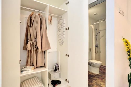 Baño moderno con vestidor en apartamento Kamalahouse SL, Corralejo
