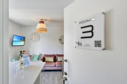 Habitación 3 en apartamento Kamalahouse SL en Corralejo con decoración moderna, sofá, TV de pantalla plana y vistas al mar